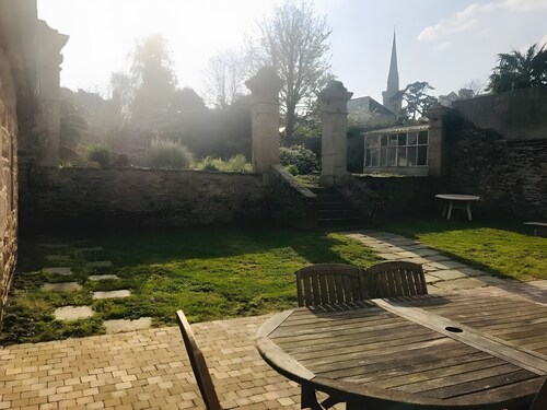 Appartement « Havre de paix à 2 pas du port » avec terrasse, jardin privé et Wi-Fi