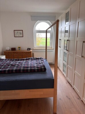 Iron/ironing board, Internet, bed sheets