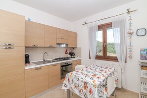 Frigorifero, microonde, forno, piano cottura