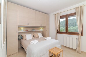 1 habitación, tabla de planchar con plancha y ropa de cama 