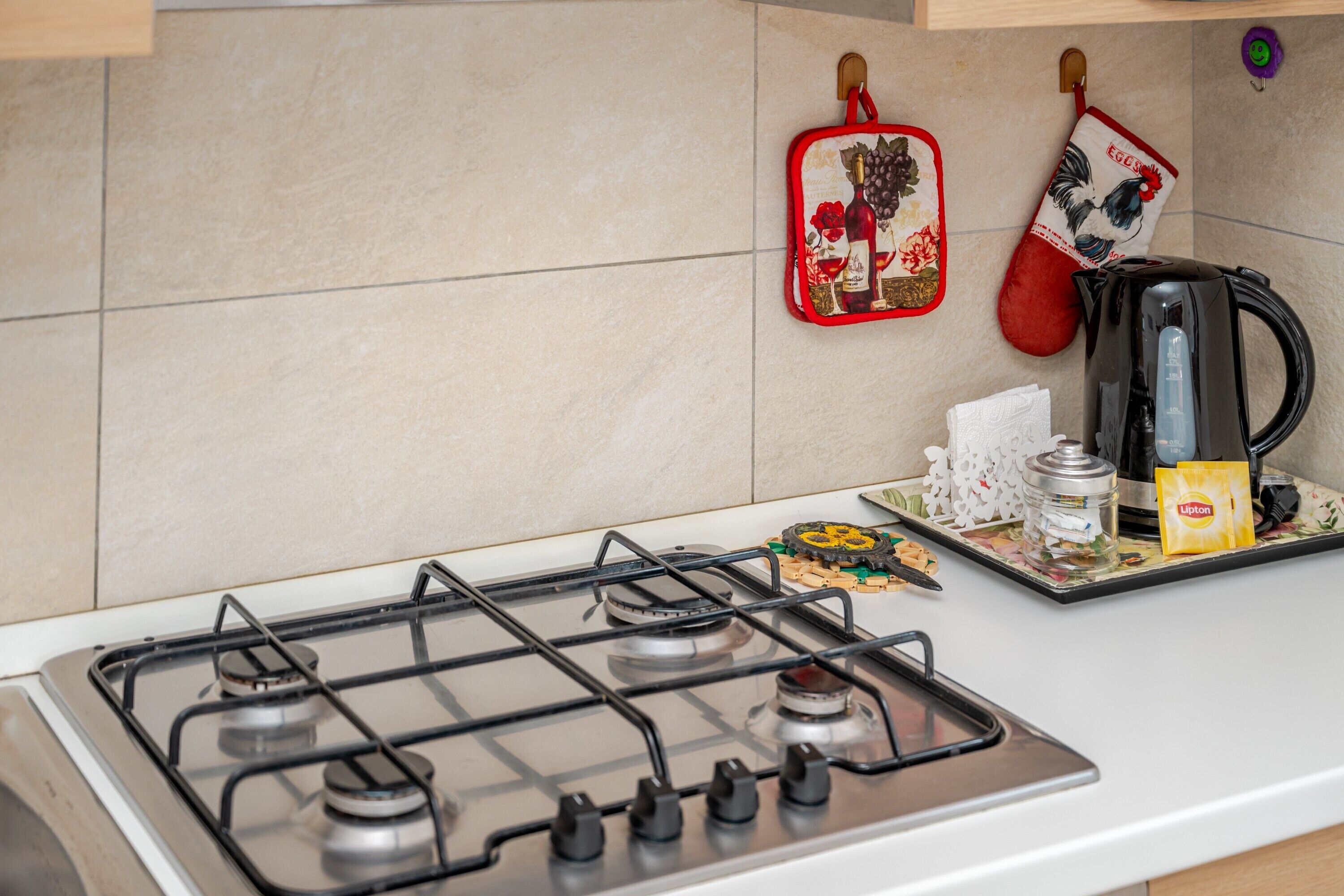 Frigorifero, microonde, forno, piano cottura