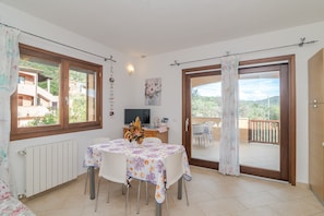 Dining - Apartment 'Lucia' with Mountain View, Private Terrace and Air Conditioning (Schifoni)