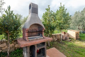 Property grounds - Apartment 'Lucia' with Mountain View, Private Terrace and Air Conditioning (Schifoni)