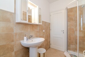 Shower, hair dryer, towels - Apartment 'Lucia' with Mountain View, Private Terrace and Air Conditioning (Schifoni)