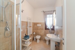 Een douche, een haardroger, handdoeken