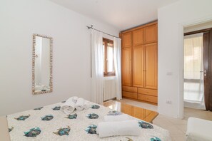 1 bedroom, iron/ironing board, bed sheets - Apartment 'Lucia' with Mountain View, Private Terrace and Air Conditioning (Schifoni)