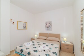 1 dormitorio, tabla de planchar con plancha, ropa de cama