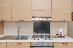 Fridge, microwave, oven, stovetop - Apartment 'Lucia' with Mountain View, Private Terrace and Air Conditioning (Schifoni)