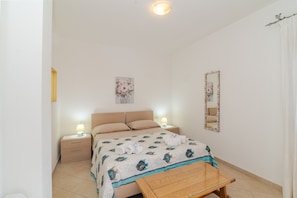 1 dormitorio, tabla de planchar con plancha, ropa de cama