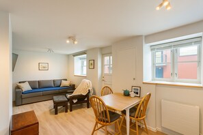 Smart TV - Cosy First Floor Apt near Harbour & Cafes (Hafnarfjörður)