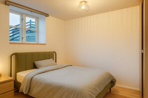 Tabla de planchar con plancha, wifi y ropa de cama