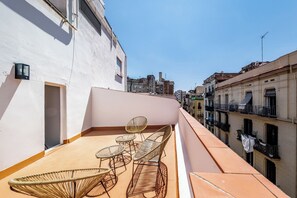 Property grounds - Recently refurbished 3 bedroom apartment with terrace (Barcelona)