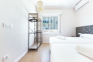 Iron/ironing board, Internet, bed sheets - Recently refurbished 3 bedroom apartment with terrace (Barcelona)