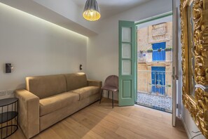 Smart TV -  Townhouse with 5 Balconies in Valletta (Valletta)