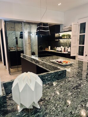 Fridge, microwave, oven, stovetop -  Townhouse with 5 Balconies in Valletta (Valletta)