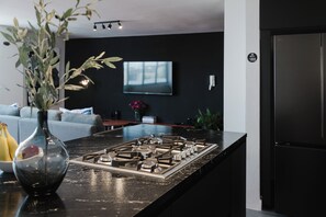 Interior - Spacious two-level apartment in the heart of Roma with 3 bedrooms, 3 full bathrooms + service bathroom, a bright living–dining area, and a remodeled kitchen. Modern, comfortable, perfectly located, and with easy self check-in. (Cuauhtémoc)
