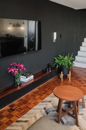 Interior - Spacious two-level apartment in the heart of Roma with 3 bedrooms, 3 full bathrooms + service bathroom, a bright living–dining area, and a remodeled kitchen. Modern, comfortable, perfectly located, and with easy self check-in. (Cuauhtémoc)