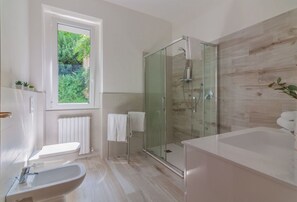 Douche, bidet, serviettes fournies