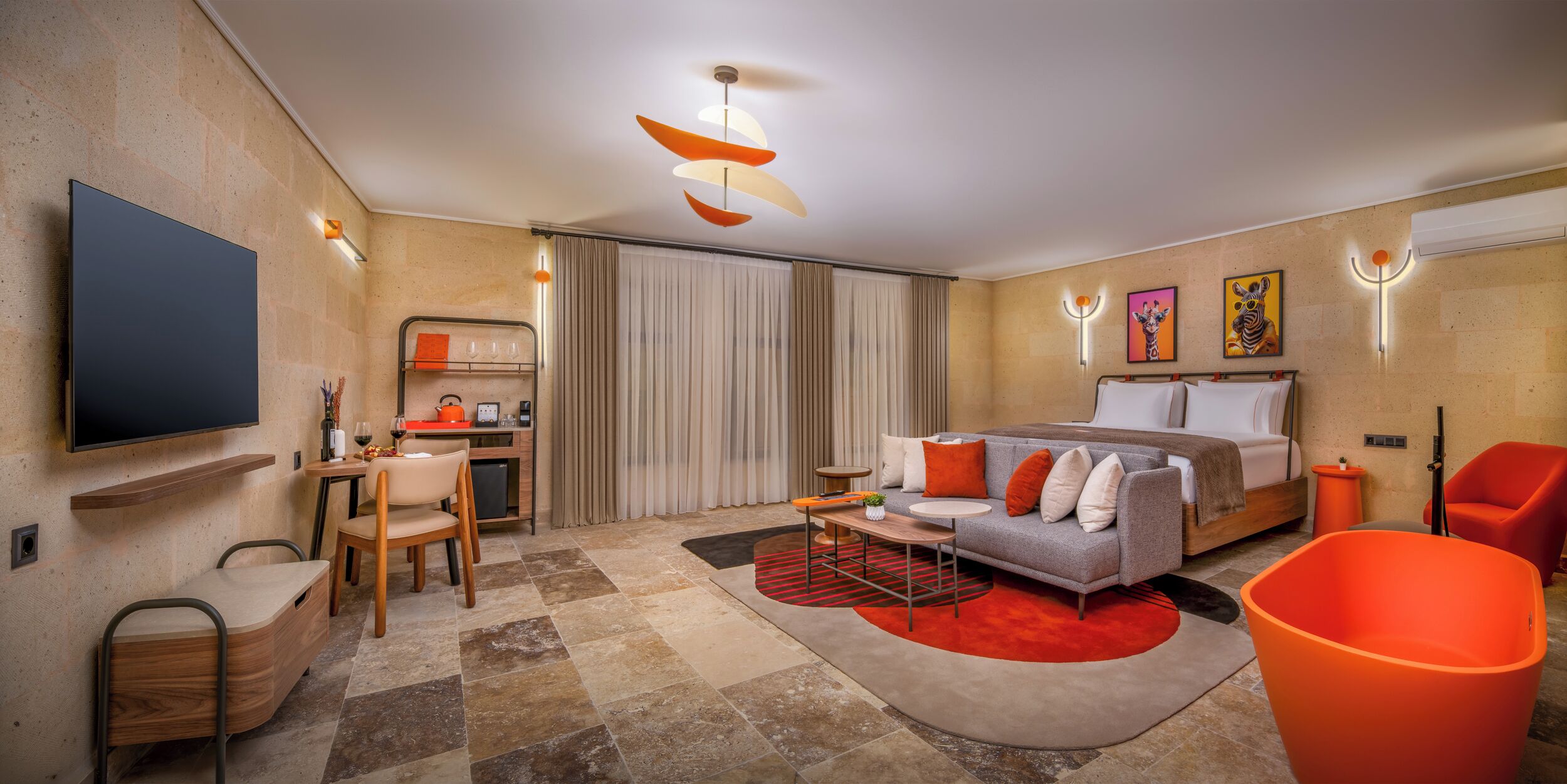 أغطية فراش متميزة وميني بار وخزنة داخل الغرفة ومكتب