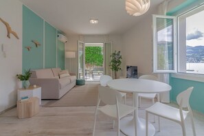 Dining - GuestHost - A modern 83 sqm ground floor apartment, ideal for two people, with direct access to Lake Como!The property is located in Lezzeno (Carvagnana), conveniently located for amenities and featuring private parking.The apartment comprises a living r (Carvagnana)