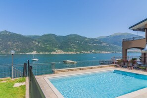 A heated pool - GuestHost - A modern 83 sqm ground floor apartment, ideal for two people, with direct access to Lake Como!The property is located in Lezzeno (Carvagnana), conveniently located for amenities and featuring private parking.The apartment comprises a living r (Carvagnana)