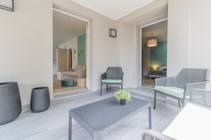 Interior - GuestHost - A modern 83 sqm ground floor apartment, ideal for two people, with direct access to Lake Como!The property is located in Lezzeno (Carvagnana), conveniently located for amenities and featuring private parking.The apartment comprises a living r (Carvagnana)
