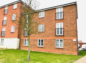 Front of property - 2 Double Bed Flat, En-suite, Top Floor, With Private Parking (Hatfield)
