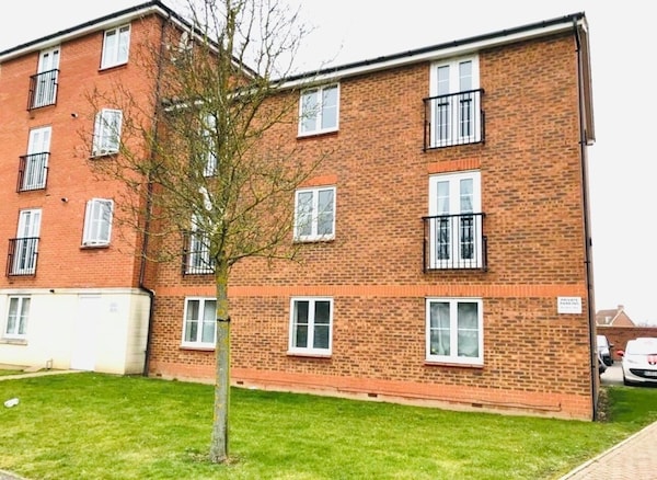 2 Double Bed Flat, En-suite, Top Floor, With Private Parking - St Albans