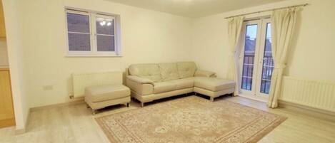 Apartemen, 1 kamar tidur, balkon | Ruang keluarga