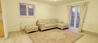 2 Double Bed Flat, En-suite, Top Floor, With Private Parking