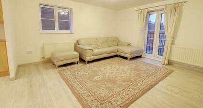 2 Double Bed Flat, En-suite, Top Floor, With Private Parking