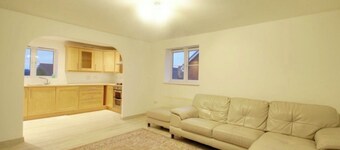2 Double Bed Flat, En-suite, Top Floor, With Private Parking