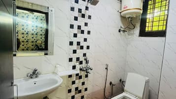 Chambre Double Deluxe | Salle de bain | Articles de toilette gratuits, serviettes fournies, savon, shampoing