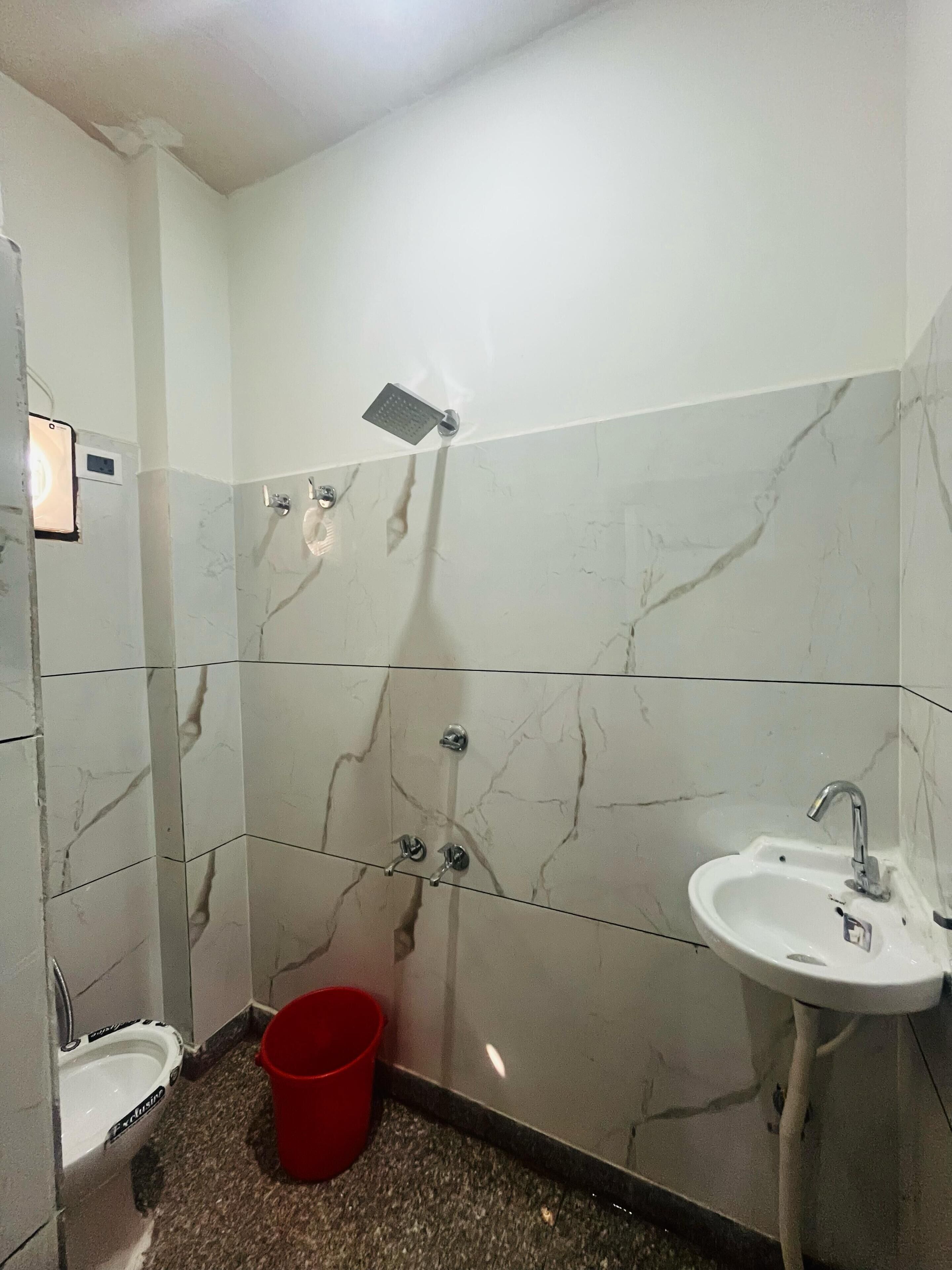 Deluxe Double Room | Bathroom | Free toiletries, towels, soap, shampoo