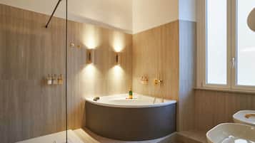 Luxury-Dreibettzimmer, Stadtblick | Badezimmer | Haartrockner, Hausschuhe, Handtücher, Seife