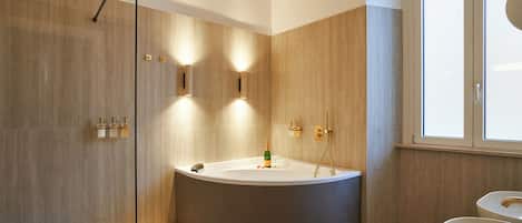 Secador de pelo, pantuflas, toallas, jabón