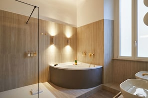 Luxury Triple Room, City View | Bathroom