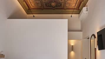 Comfort dubbelrum - balkong - utsikt mot staden | BÀddmadrasser, minibar, vÀrdeförvaringsskÄp pÄ rummet och skrivbord