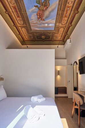 Habitación doble Confort, balcón, vista a la ciudad | Camas con pillow-top, minibar y caja de seguridad en la habitación 