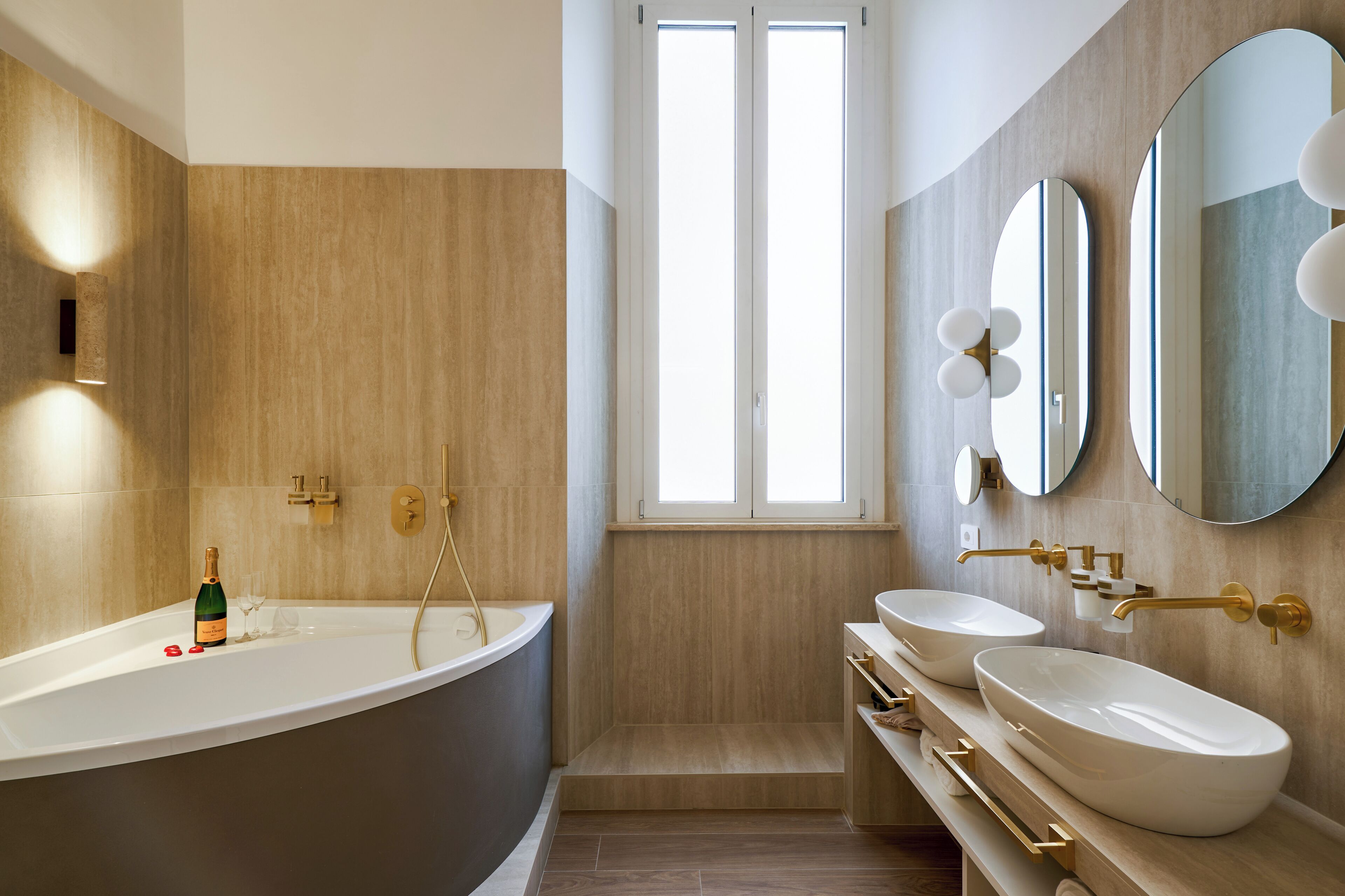 Luxury Triple Room, City View | Bathroom