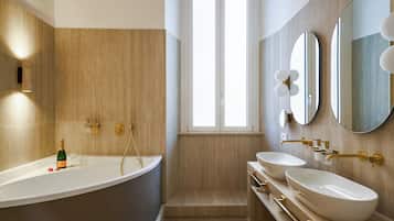 Luxury-Dreibettzimmer, Stadtblick | Badezimmer | Haartrockner, Hausschuhe, Handtücher, Seife