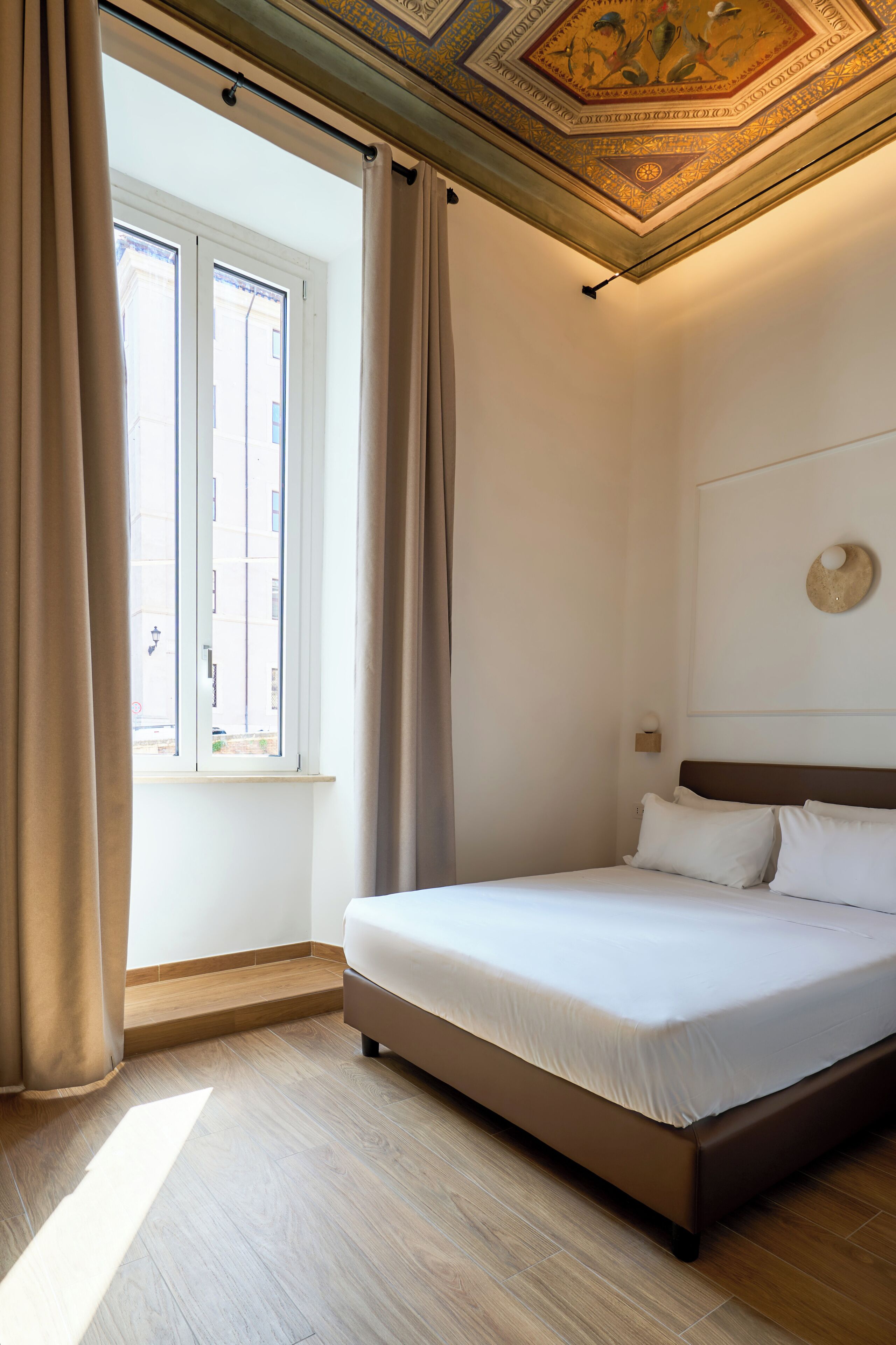 Habitación triple Deluxe, vista a la ciudad | Camas con pillow-top, minibar y caja de seguridad en la habitación 