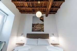 ميني بار وخزنة داخل الغرفة ومكتب ومساحة عمل للكمبيوتر المحمول