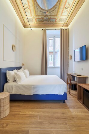 Habitación de lujo con 1 cama matrimonial o 2 individuales, vista a la ciudad | Camas con pillow-top, minibar y caja de seguridad en la habitación 