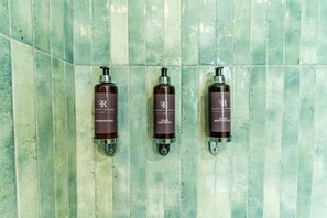 ميني بار وخزنة داخل الغرفة ومكتب ومساحة عمل للكمبيوتر المحمول