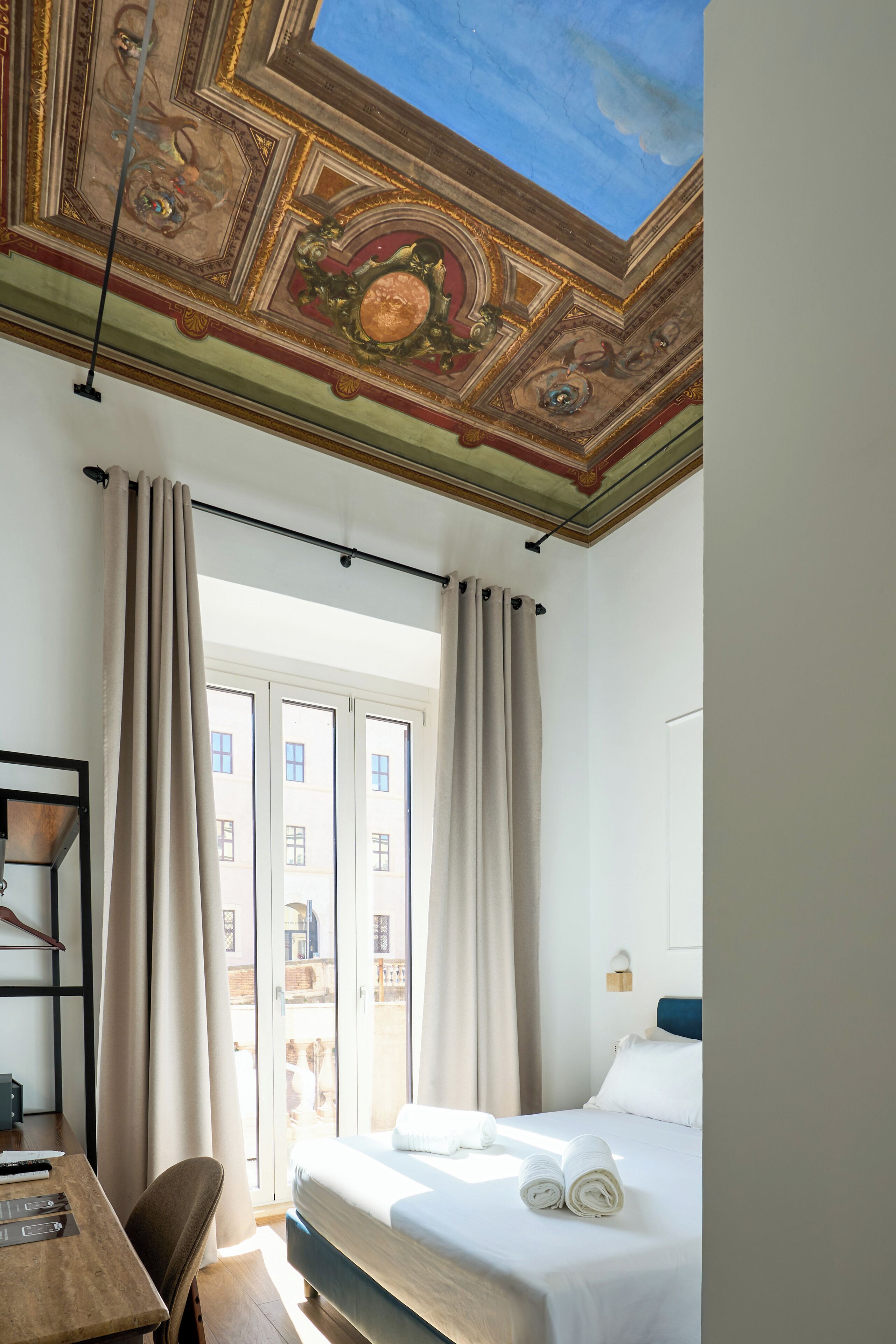 Habitación doble Confort, balcón, vista a la ciudad | Camas con pillow-top, minibar y caja de seguridad en la habitación 