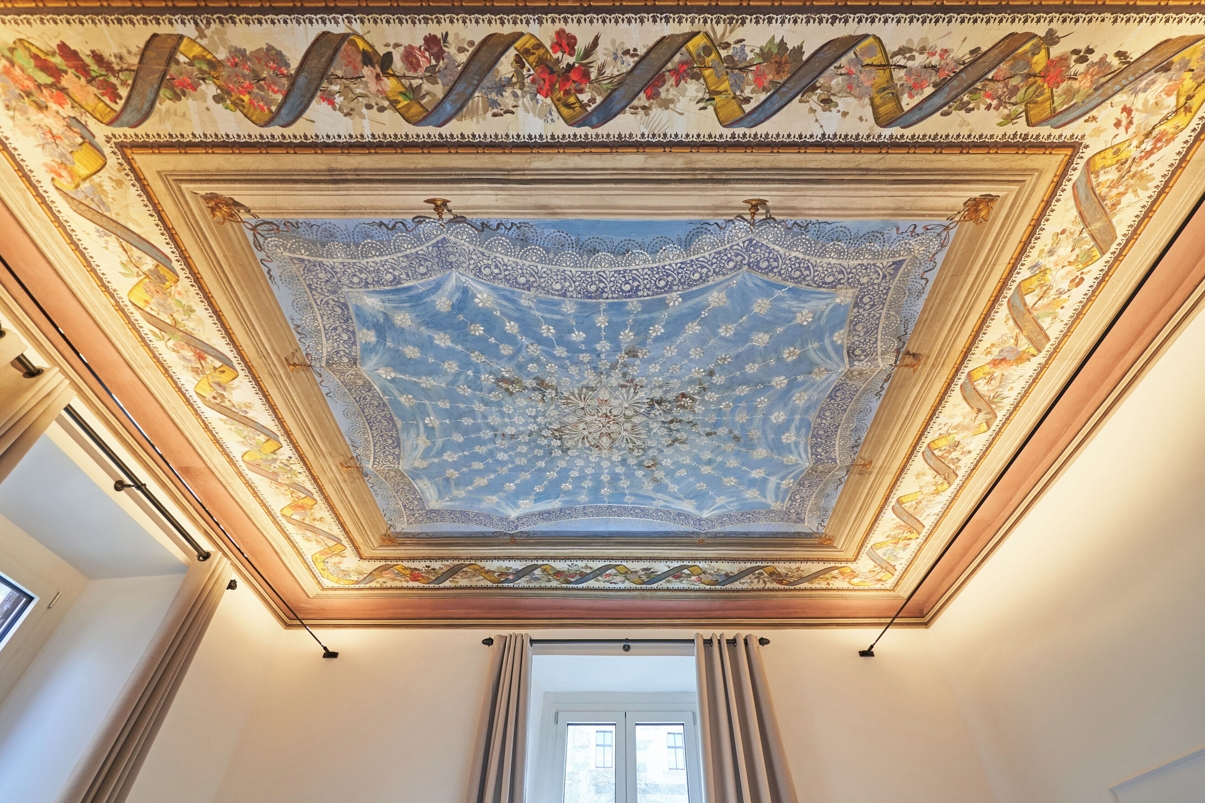 Lyxigt trippelrum - utsikt mot staden | Bäddmadrasser, minibar, värdeförvaringsskåp på rummet och skrivbord