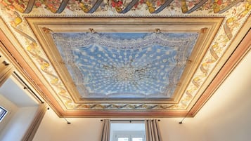 Lyxigt trippelrum - utsikt mot staden | BÀddmadrasser, minibar, vÀrdeförvaringsskÄp pÄ rummet och skrivbord