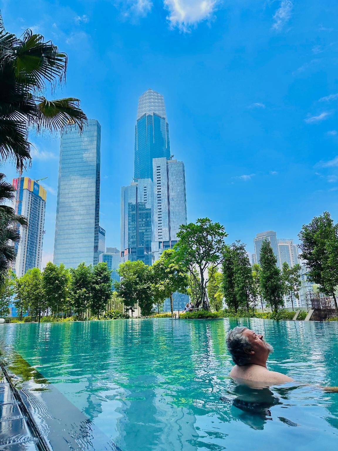 Una piscina al aire libre