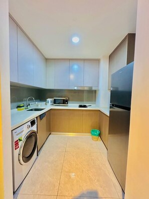 Familie suite, uitzicht op stad | Privékeuken | Een koelkast/vriezer, een magnetron, een broodrooster, eettafels